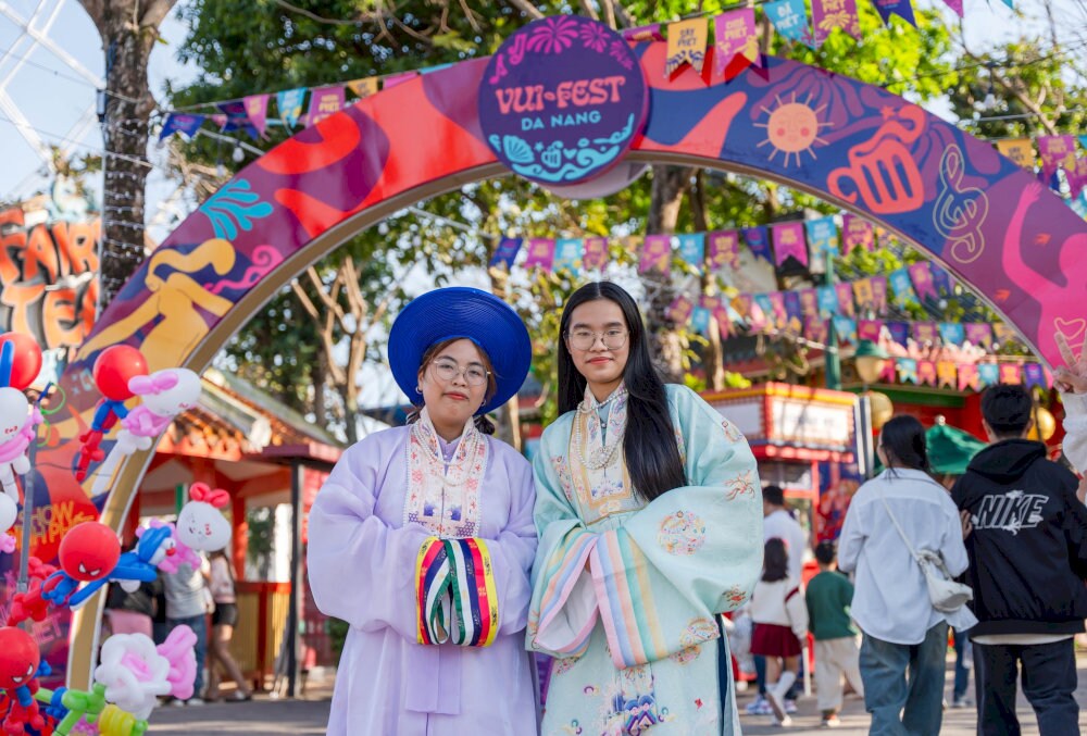 Visitors enjoy the vibrant events at the VUI-Fest Market 